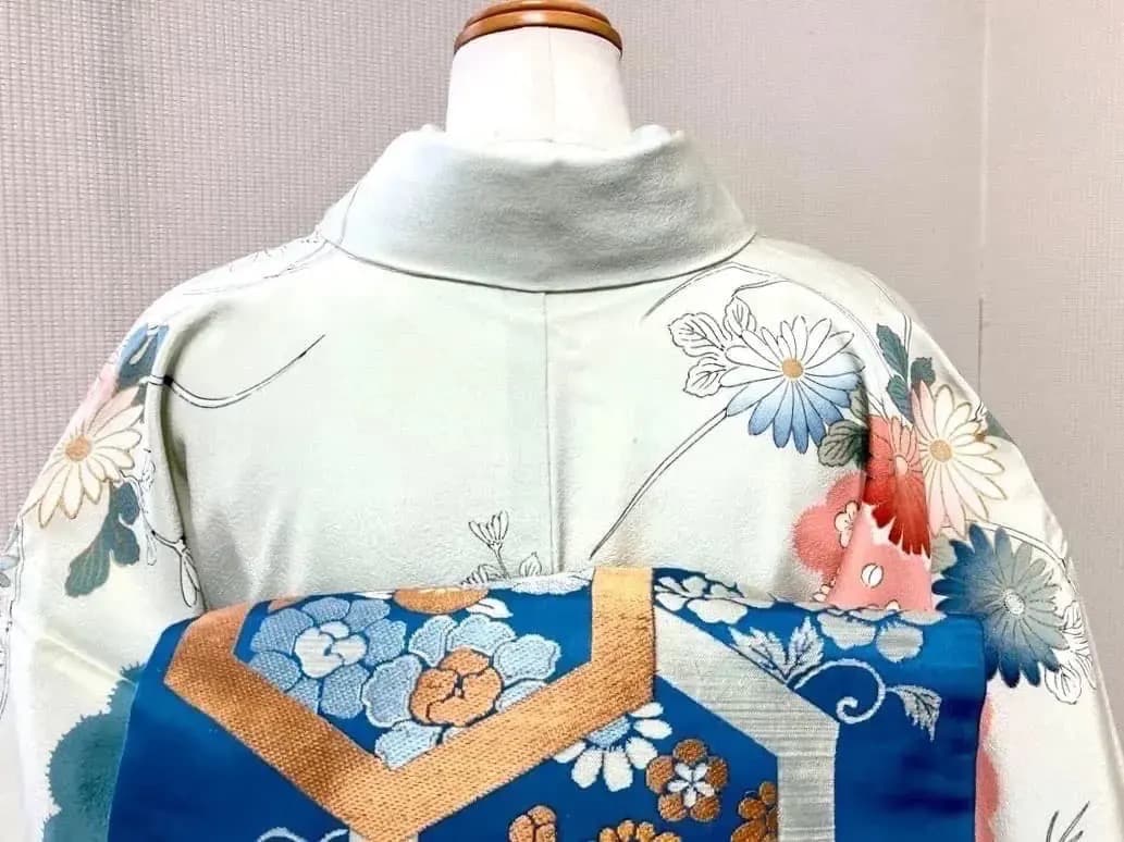 春のお出かけ 正絹縮緬着物 昭和の頃のお品物 アートシーンへのお出かけ