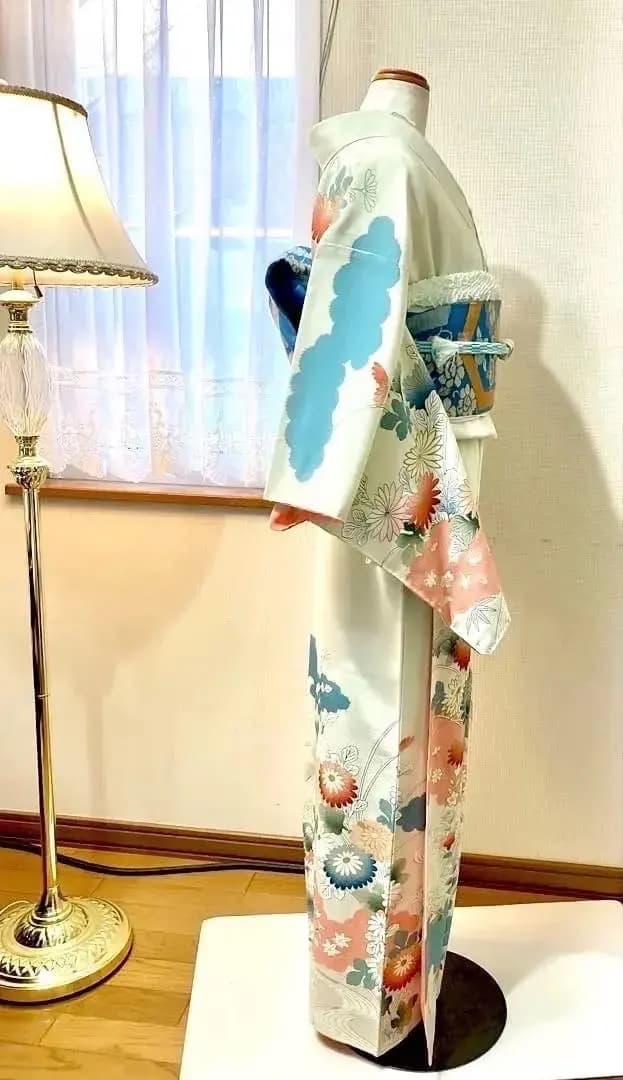 春のお出かけ 正絹縮緬着物 昭和の頃のお品物 アートシーンへのお出かけ