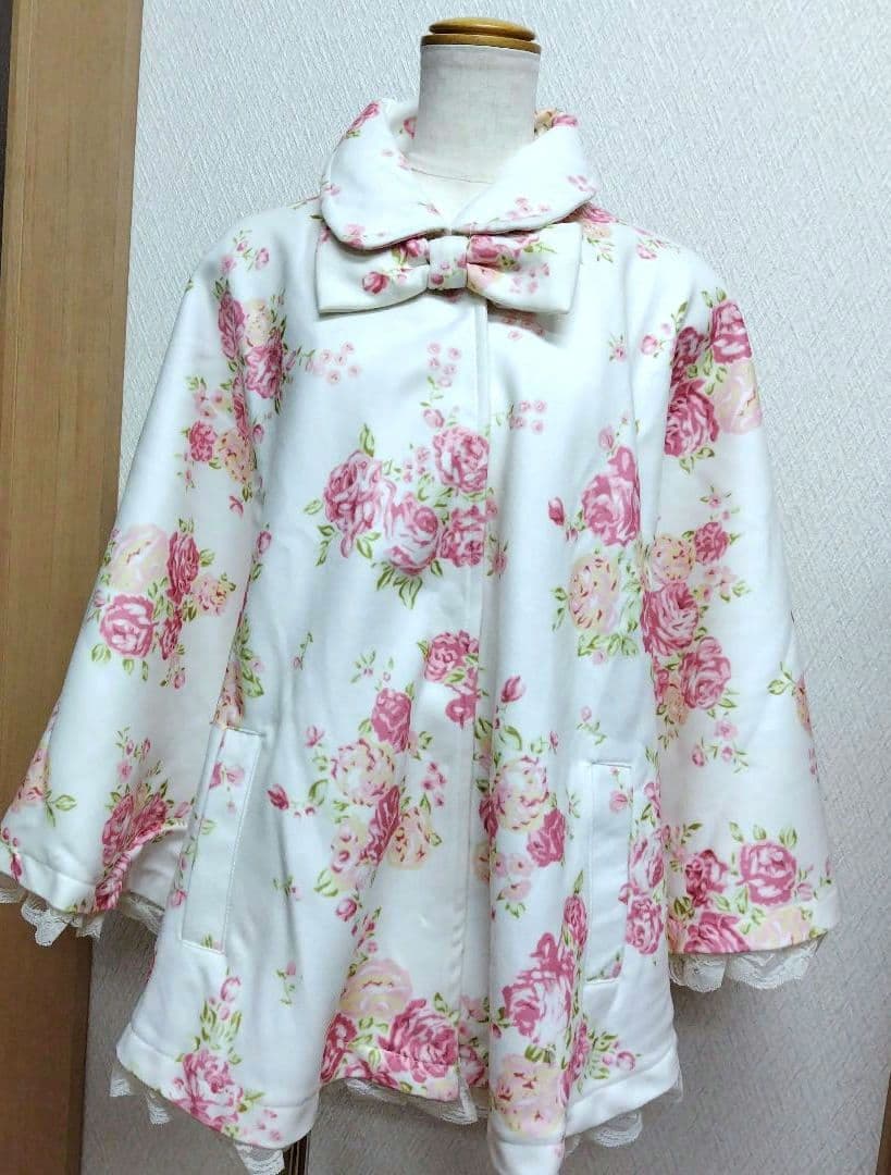 新品タグ付き　LIZLISA　リズリサ 花柄ホワイト ケープ リボン ポンチョ