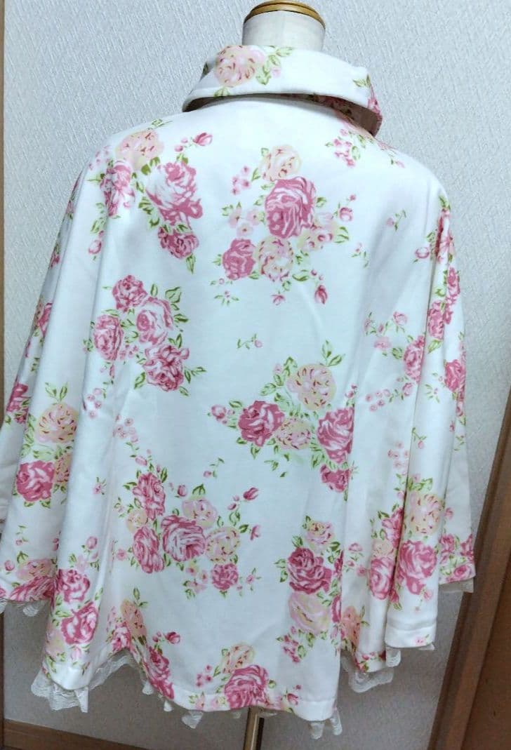 新品タグ付き　LIZLISA　リズリサ 花柄ホワイト ケープ リボン ポンチョ