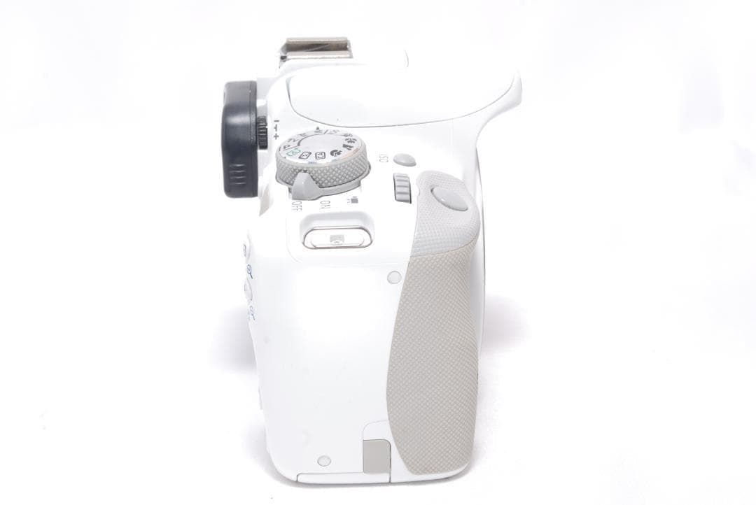 ⭐️希少なホワイト⭐️Canon Kiss X7 キャノン　デジタル一眼レフ