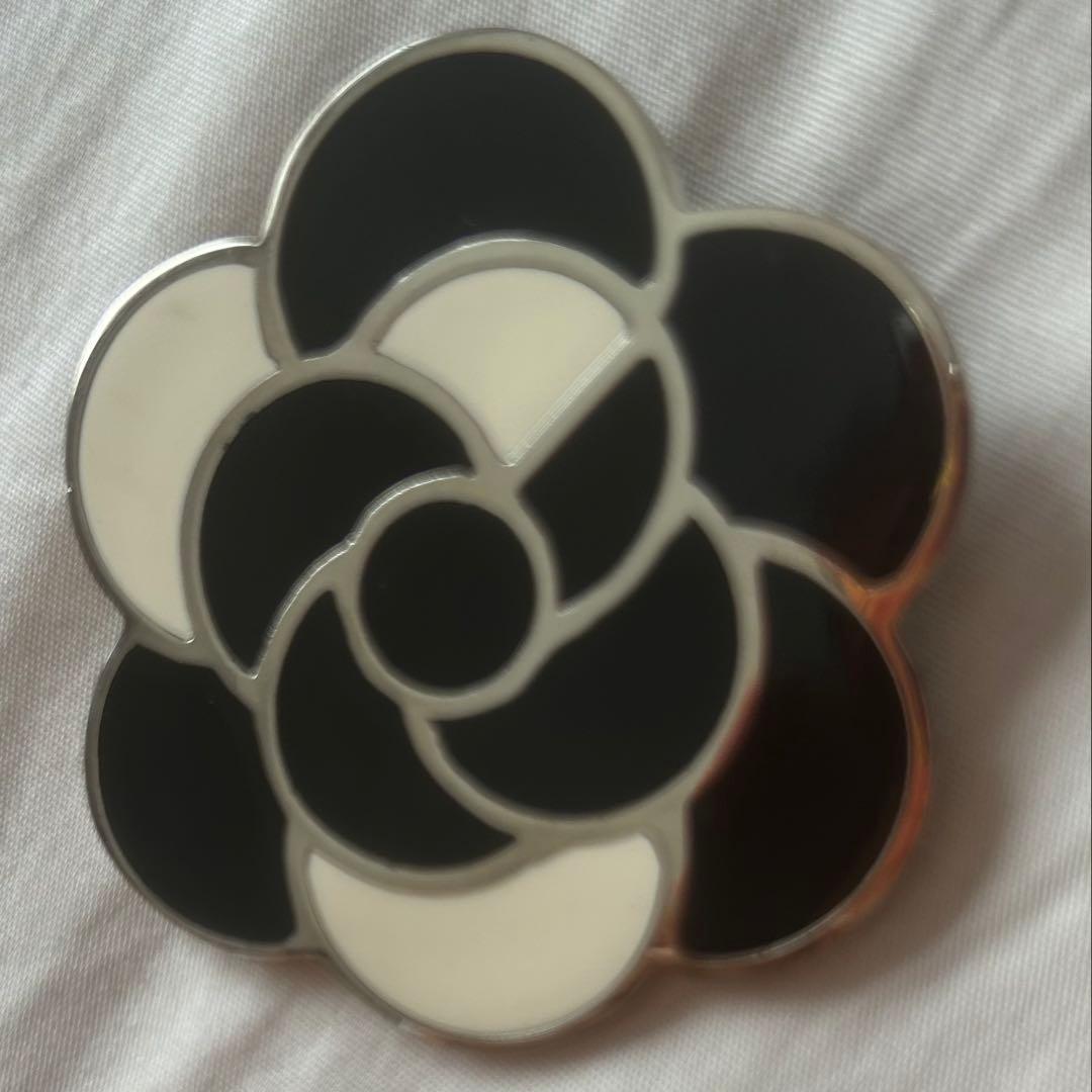 中古　美品　CHANEL シャネル　黒　白　カメリア　ブローチ