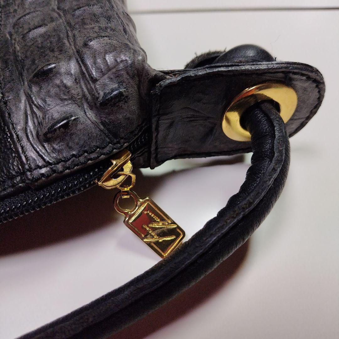 イタリア製　黒のショルダーバッグ クロコダイル風