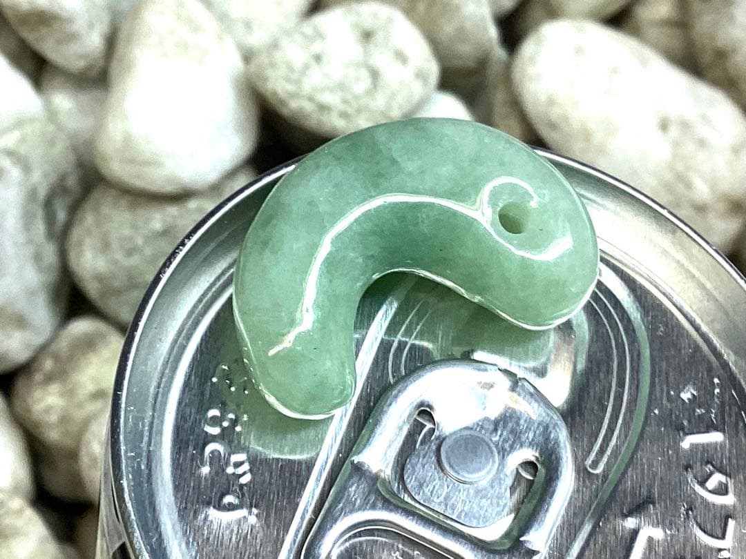 ✳摩訶不思議*開運導き　糸魚川翡翠勾玉*緑色‼️鑑別書付　特別製作の平塚古墳型‼️