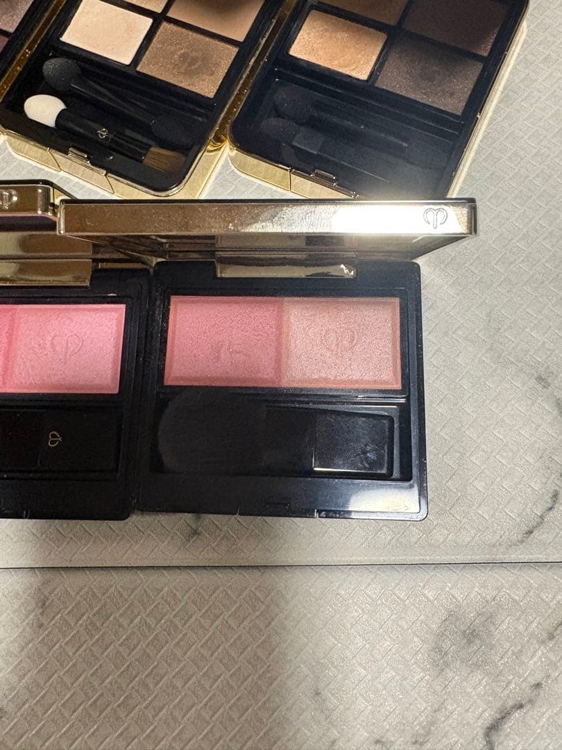 アイシャドウパレット3つとチークパレット2つセット