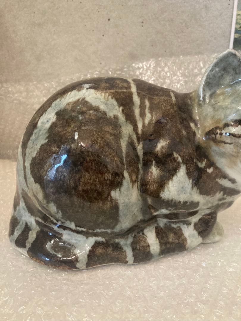 ケンジントンキャット　陶器 猫の置物 グレーとブラウンのストライプ