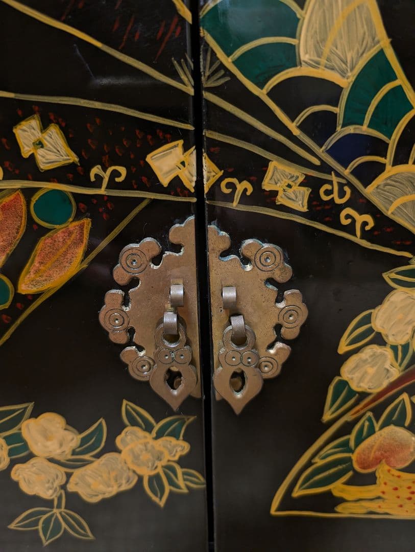 送料込み　黒漆塗りの花鳥風月タンス　キャビネット