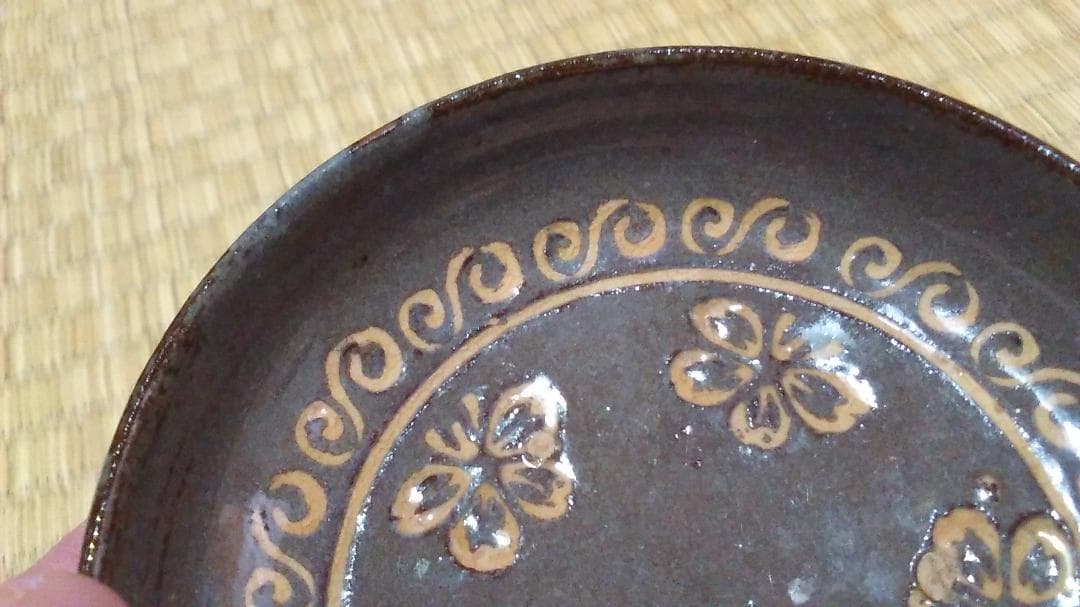 古唐津　平盃・小皿（黒）三島象嵌　桜花　椎の峰窯　完品