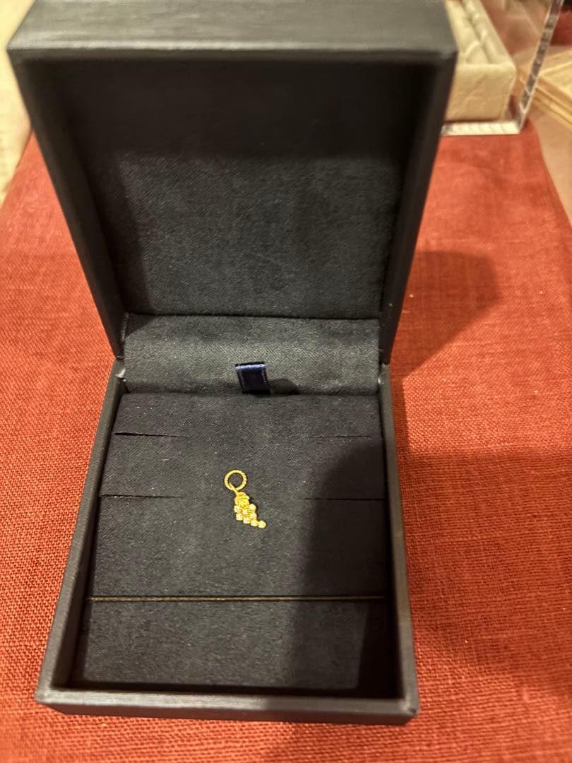 クアラントット ブドウモチーフ ピアス(片耳用)右耳用