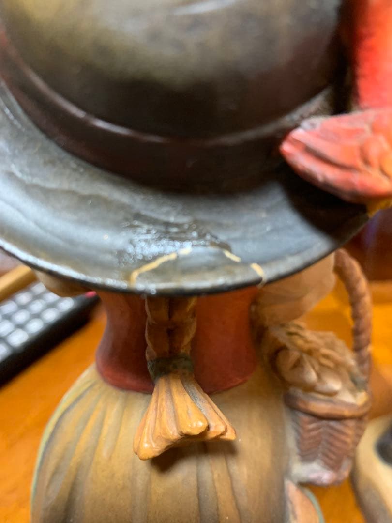 木彫りのANRI製 子供の像 花を持つ