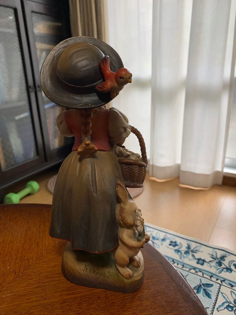 木彫りのANRI製 子供の像 花を持つ