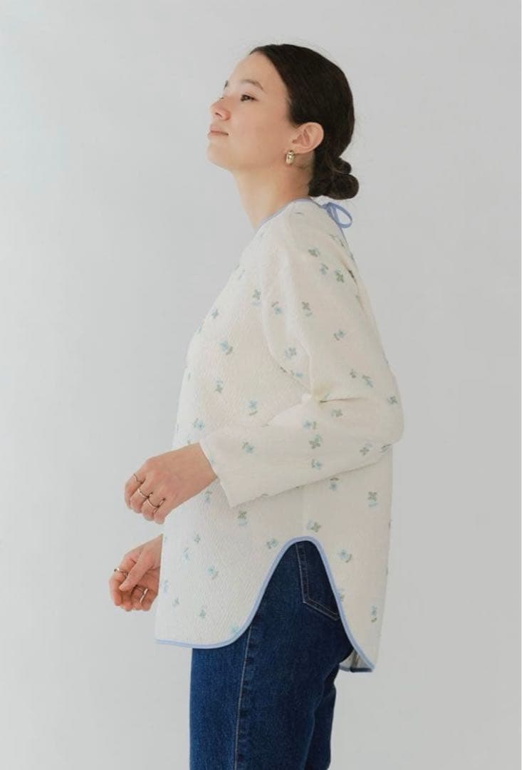 yori フクレ刺繍シンプルブラウス【2025AW】ヨリ