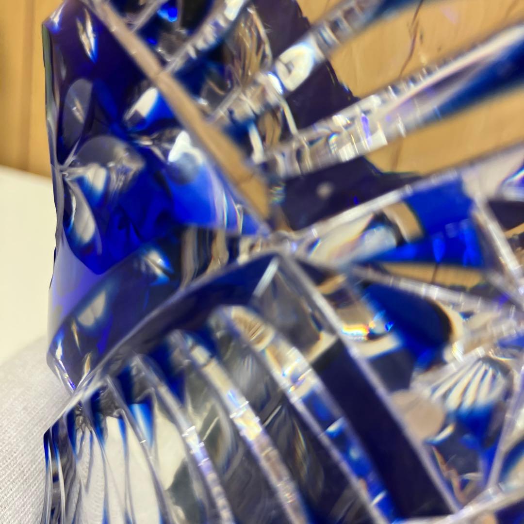 ESV034 【未使用】KAMAYチェコ製ボヘミアグラス、青被せハンドカット花瓶