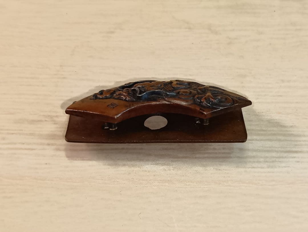 煙草入れ／前金具／雲龍図／在銘あり