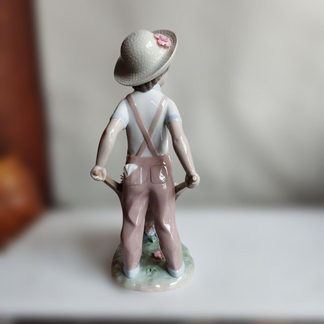 陶器製 子供の像 花手押し車