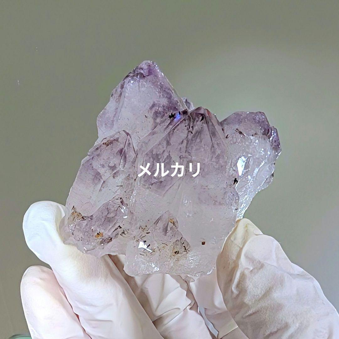 特徴的なアメジスト原石（扇形状内包物入り）