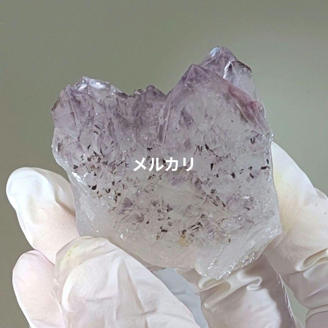 特徴的なアメジスト原石（扇形状内包物入り）