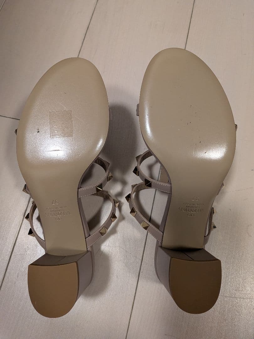 VALENTINO スタッズ付きミュール ベージュ