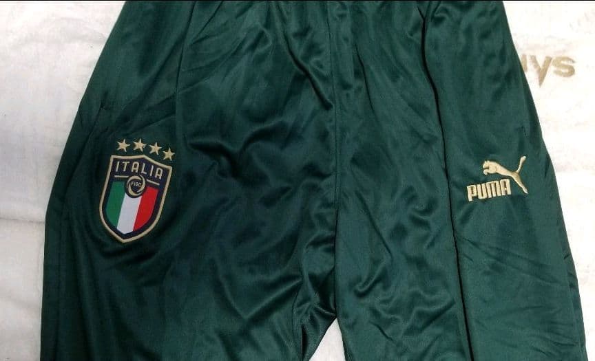 サッカー、イタリア代表のジャージ、上。サイズ海外製XL。2021年モデル
