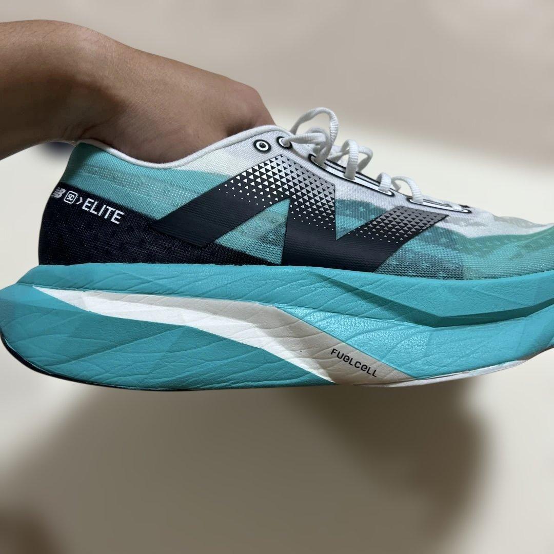 New Balance FuelCell Elite v4ランニングシューズ