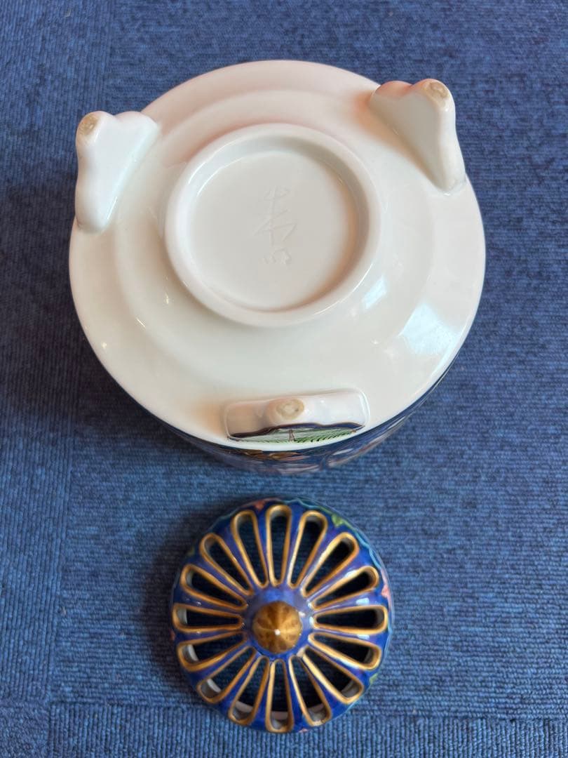 1061 藤井朱明 「古伊万里風香炉」 染付金彩色絵松竹梅風景図 三ツ脚