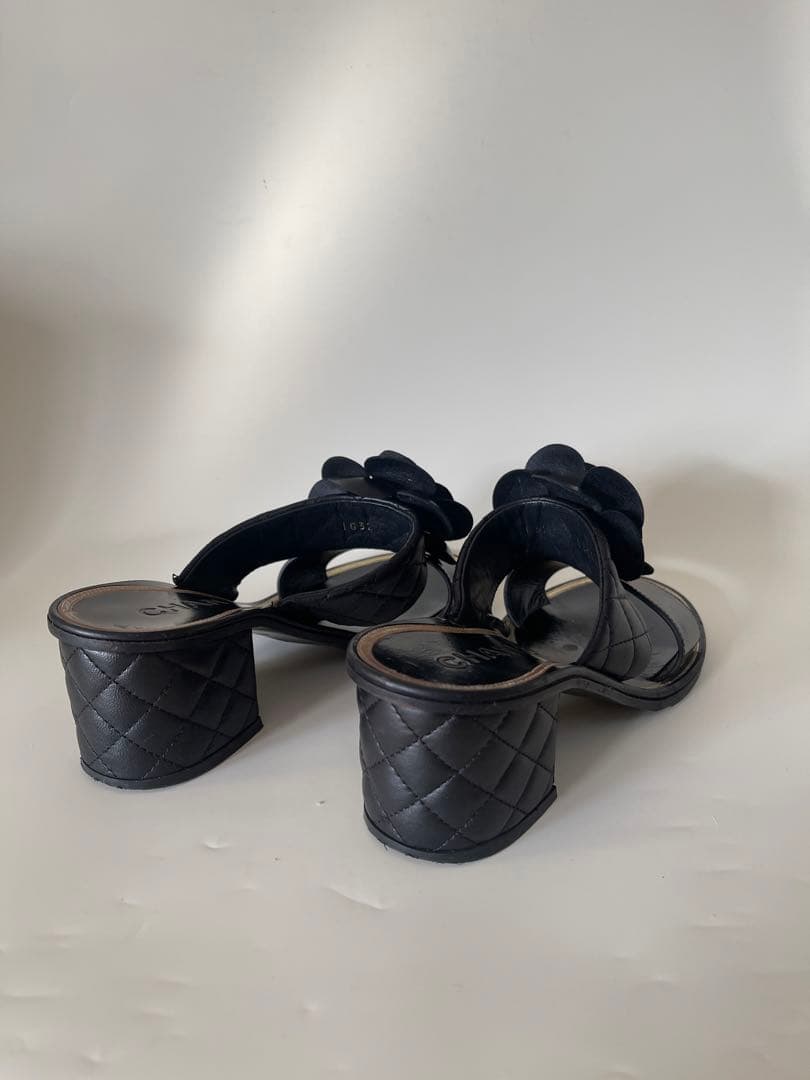 chanelシャネルフラワー装飾付きブラックサンダル