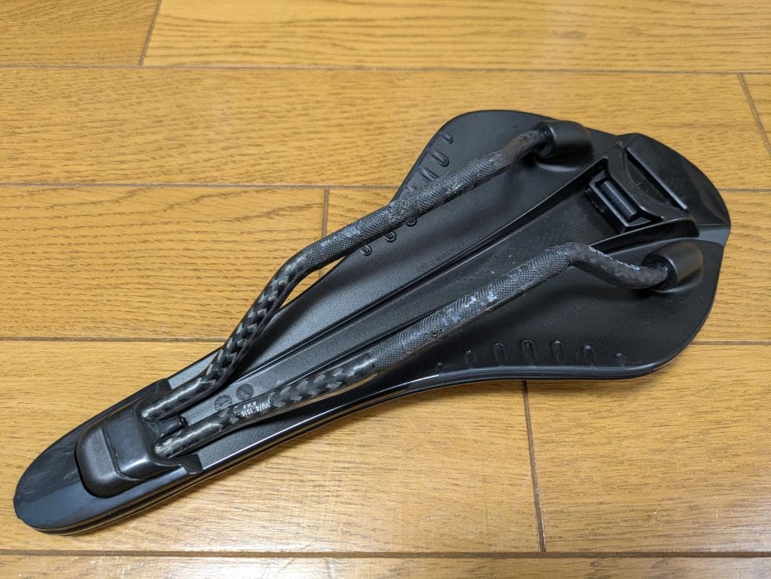 fi’zi:k VERSUS EVO ARIONE R1 サドル 軽量 カーボン