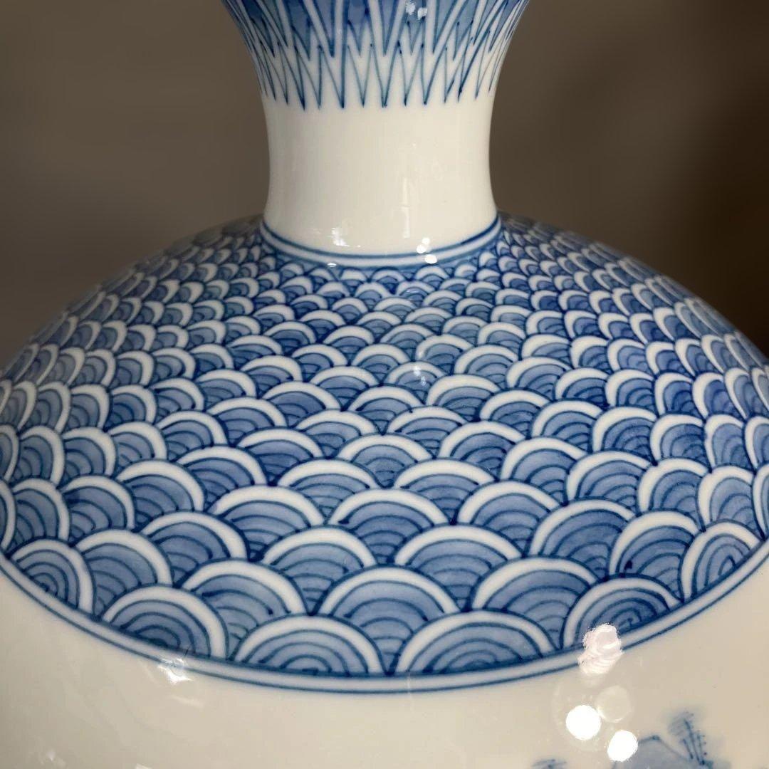 【中村清六】白磁の伝統　重要無形文化財　中村清六作　染付細密山水四海波文　花瓶