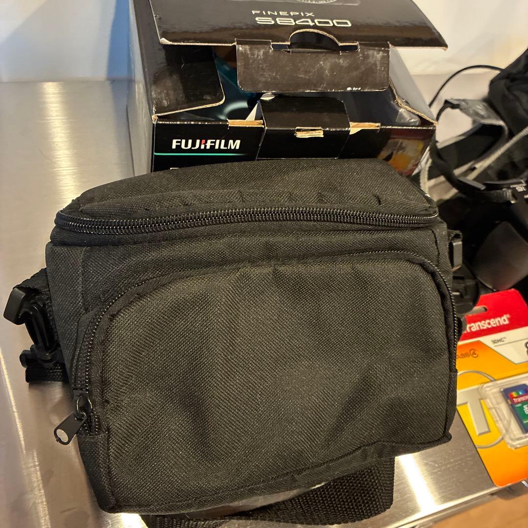 FUJIFILM FINEPIX S8400 本体　送料込み