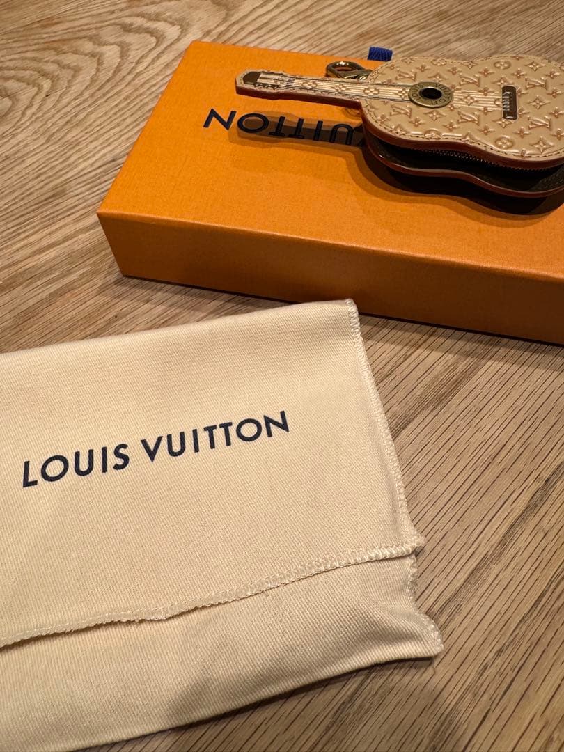 Louis Vuitton ギター型キーホルダー