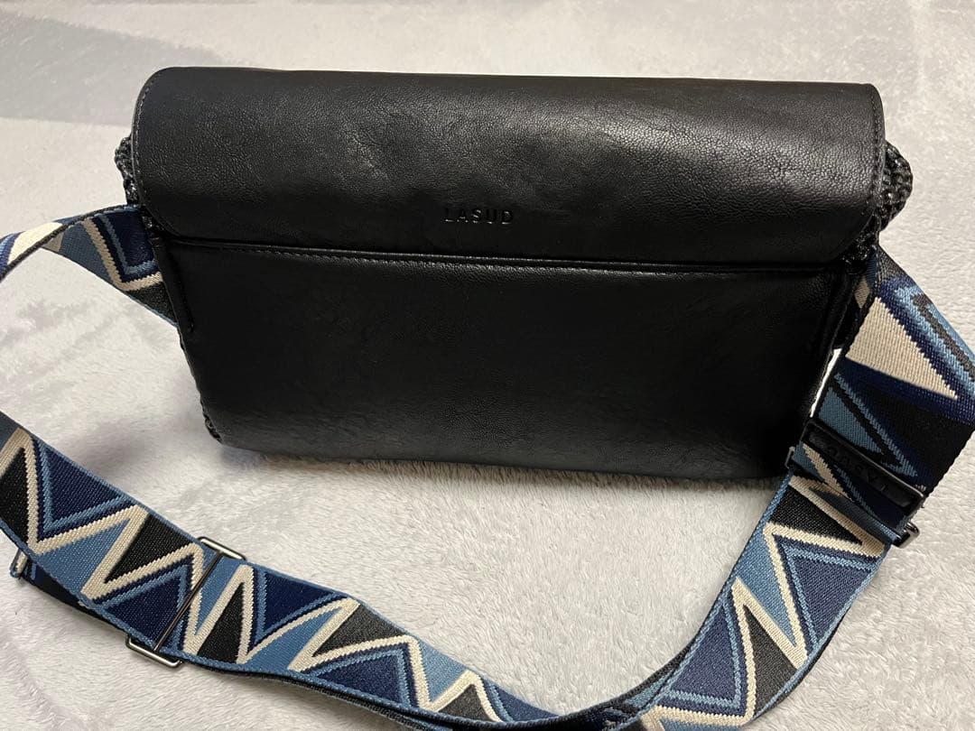 ヤマダヤLASUD アシンメトリーフラップボディバッグ