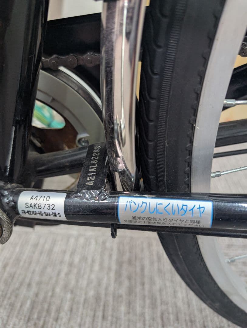 黒いシティサイクル 27インチ 前面バスケット付き、5段ギア、オートライト