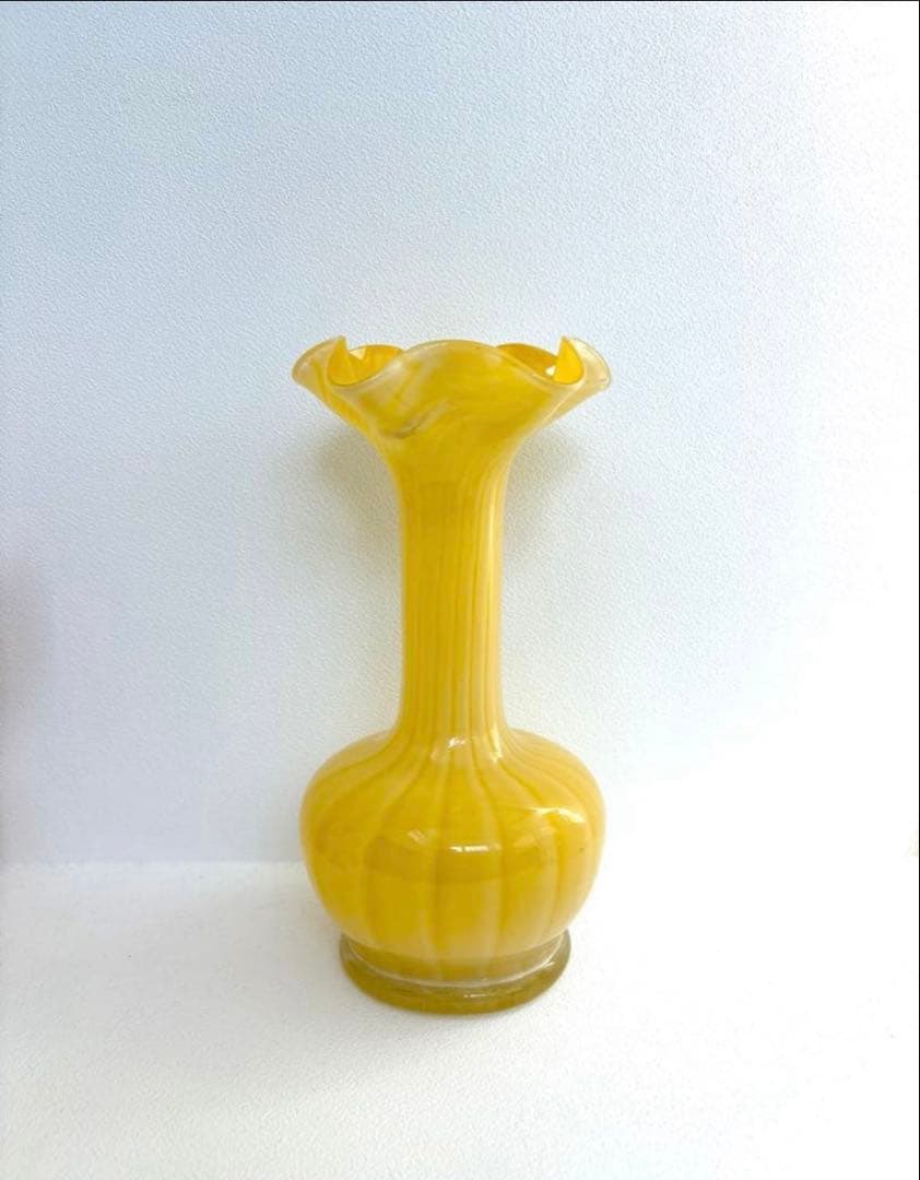 ホワイトガラス製フリルエッジ花瓶　ヴィンテージフラワーベース　vintage