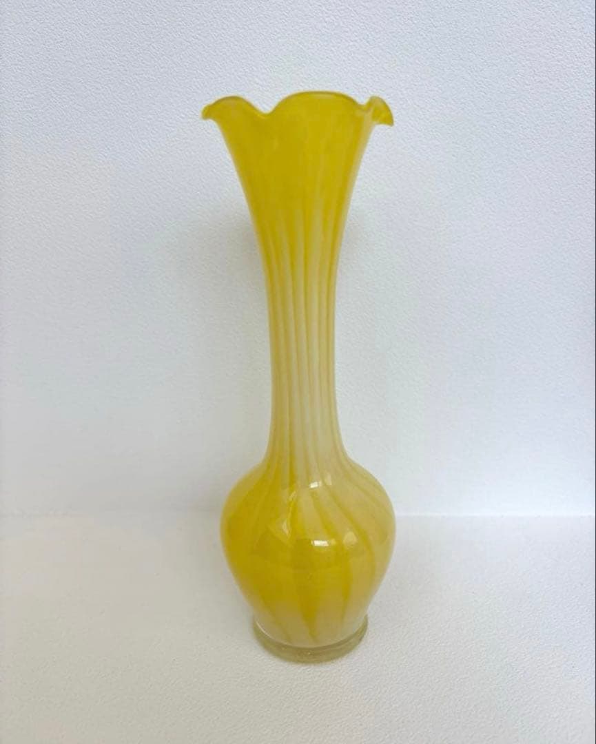 ホワイトガラス製フリルエッジ花瓶　ヴィンテージフラワーベース　vintage