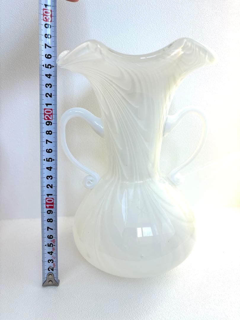 ホワイトガラス製フリルエッジ花瓶　ヴィンテージフラワーベース　vintage