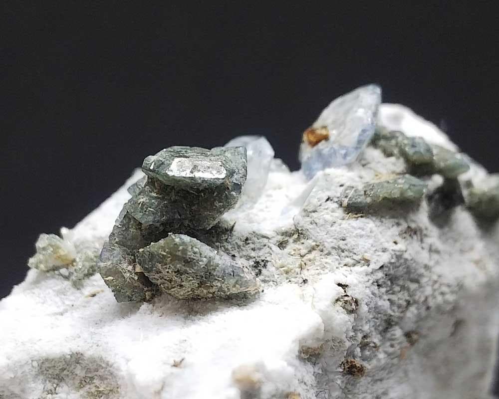 502 ベニトアイト クラスター ジョアキナイト 結晶 原石 母岩付き