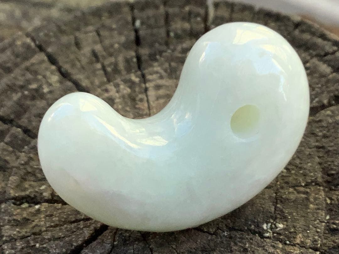 ✳癒やされる守護石の御守りです　糸魚川翡翠ジェダイト勾玉　外部鑑定の機械鑑別書付