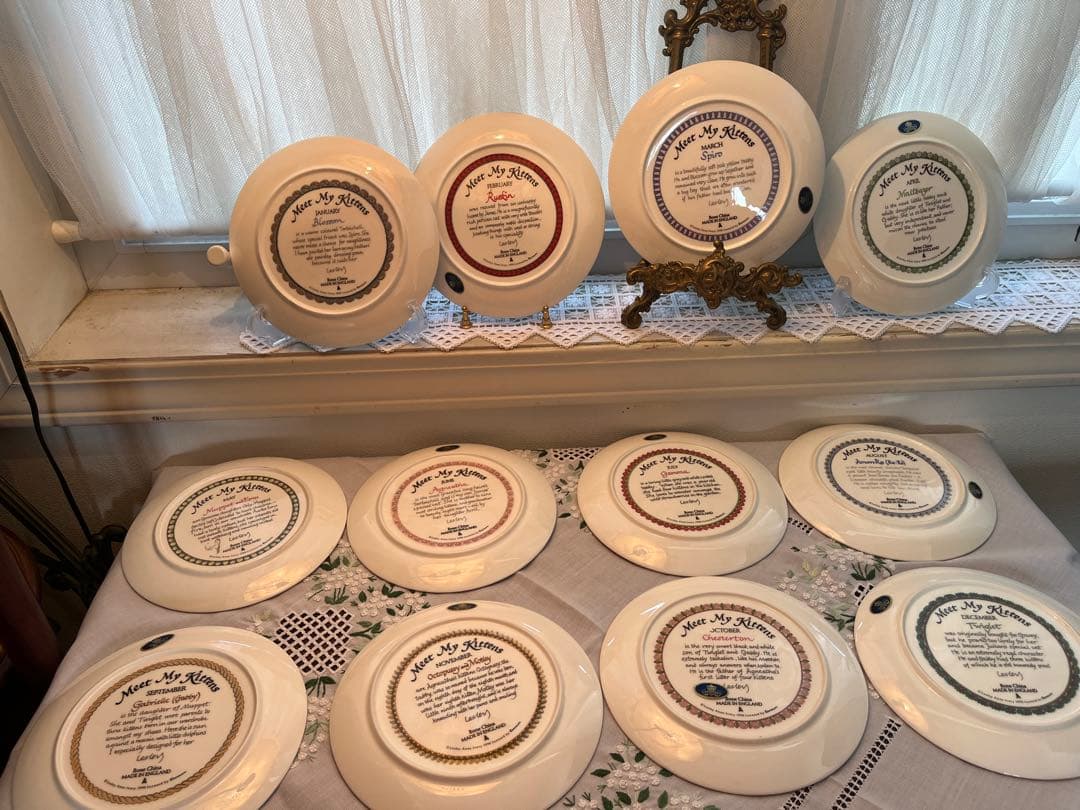 英国 エインズレイ レズリーアンアイボリー 12ヶ月 カレンダープレート 猫