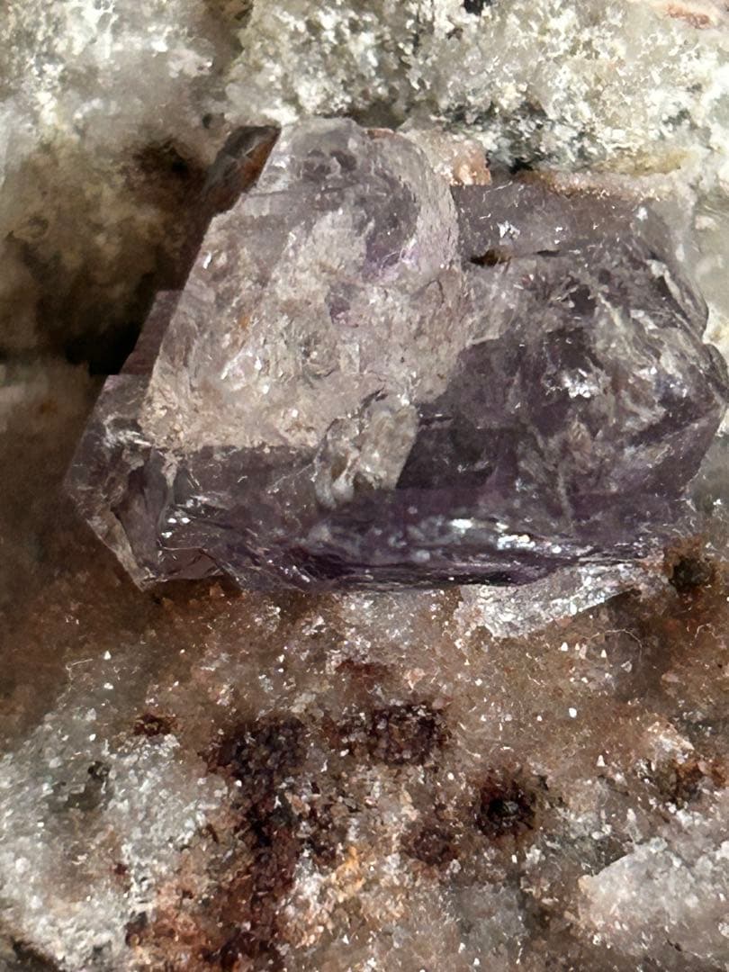 ピンクアメジスト × アメジスト 共生原石 ― 成長の時間を宿す一点 ―