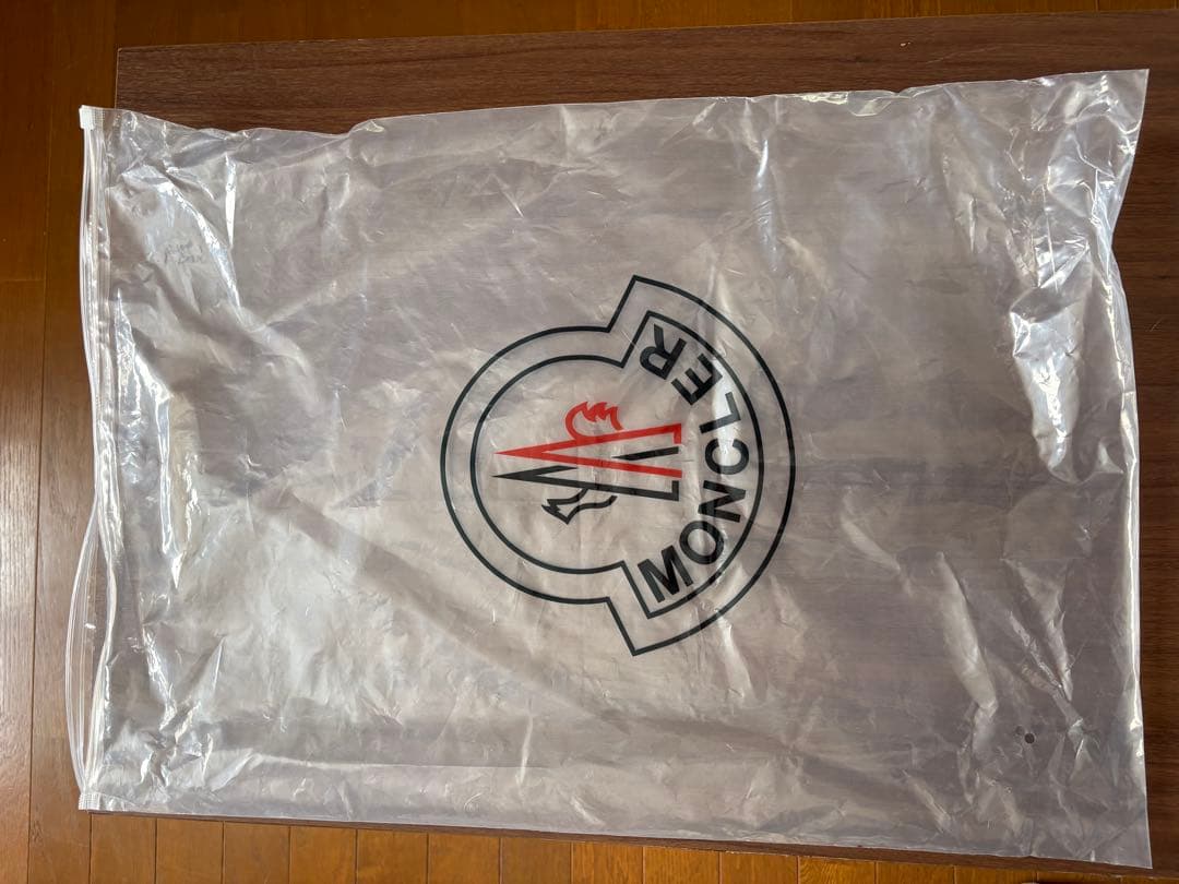 MONCLER ブラック マヤダウンジャケット フード付き