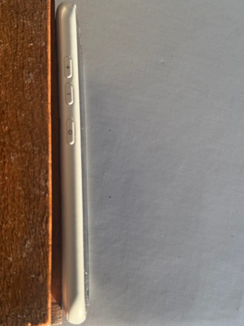 docomo F-52B ホワイト本体 らくらくスマートフォン