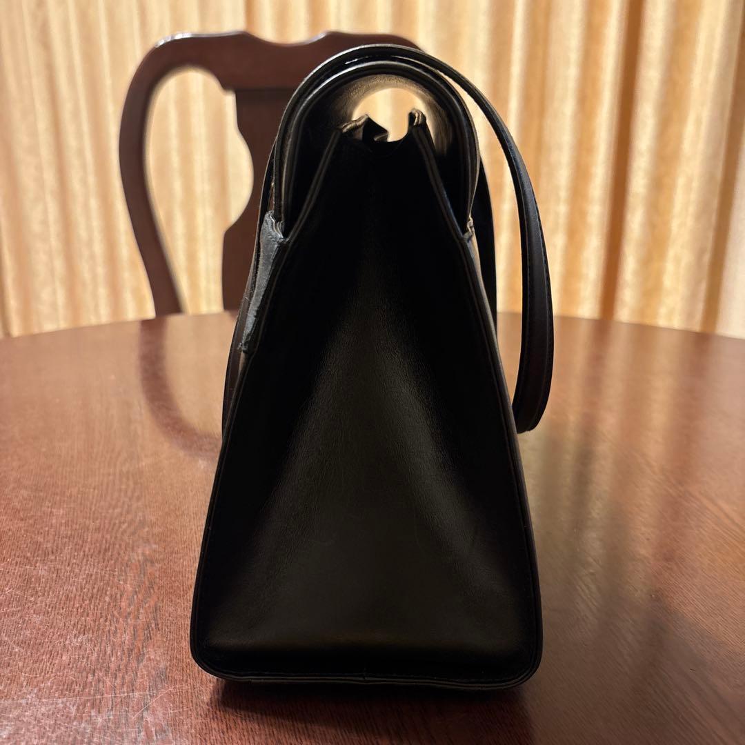 週末セール‼️フェラガモ ヴァラ　ショルダーバッグ　黒　大容量