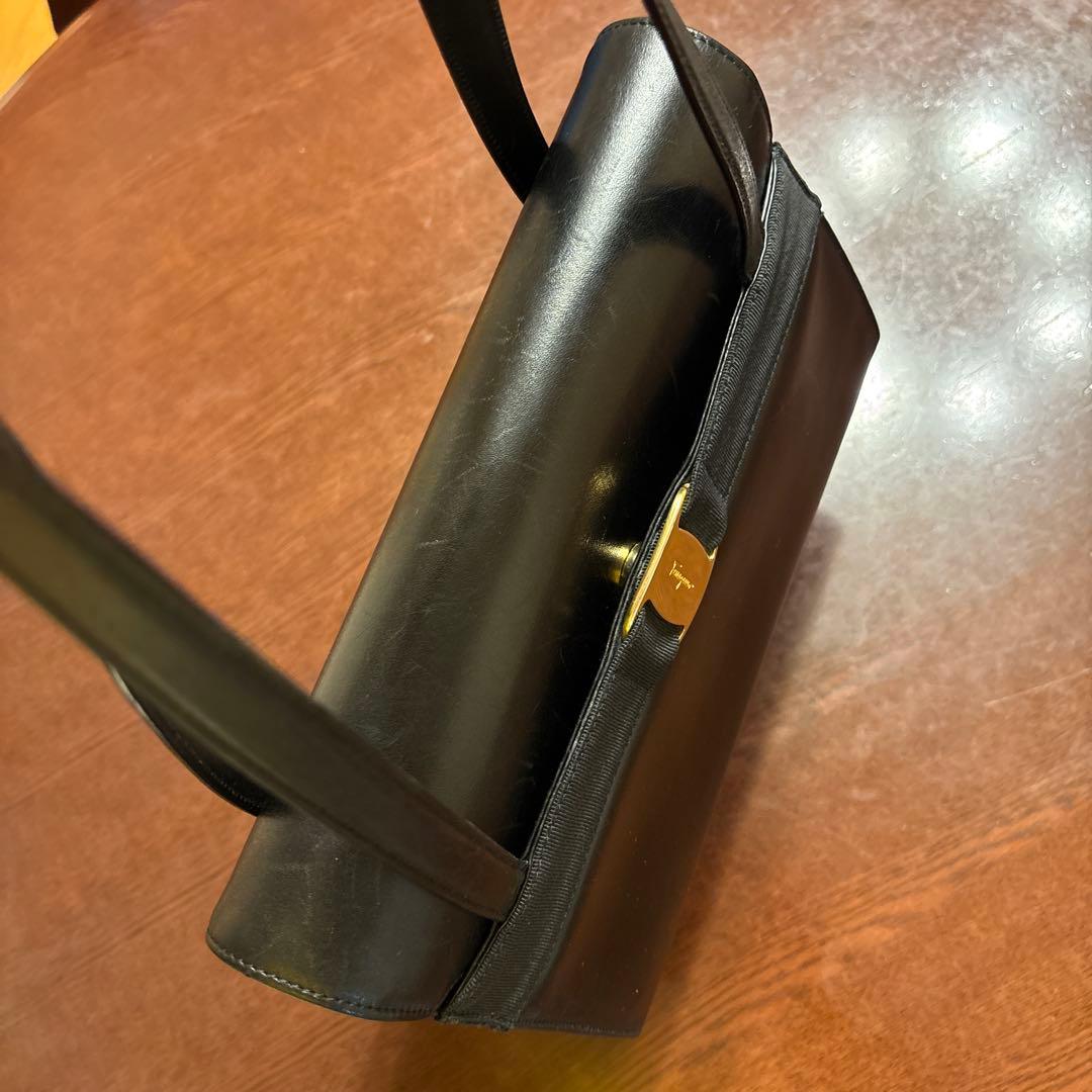 週末セール‼️フェラガモ ヴァラ　ショルダーバッグ　黒　大容量