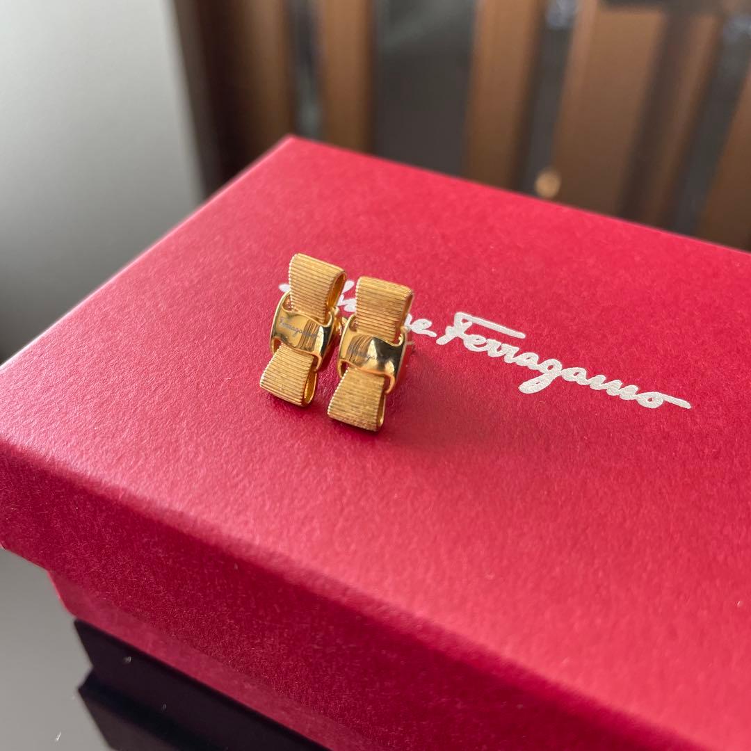Ferragamo earring フェラガモピアス ヴァラリボン 　ゴールド