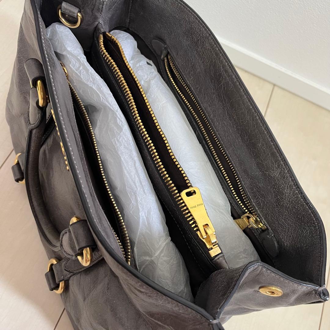 MIU MIU グレー レザー ハンドバッグ