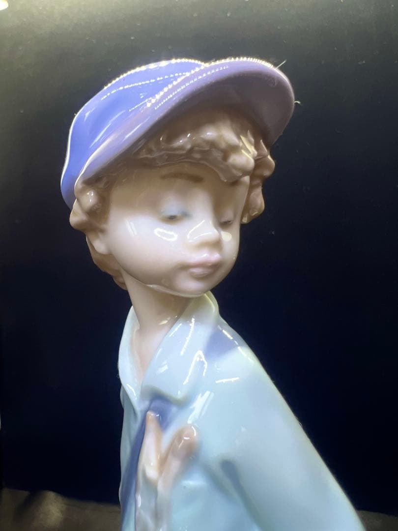 少年の陶器フィギュア