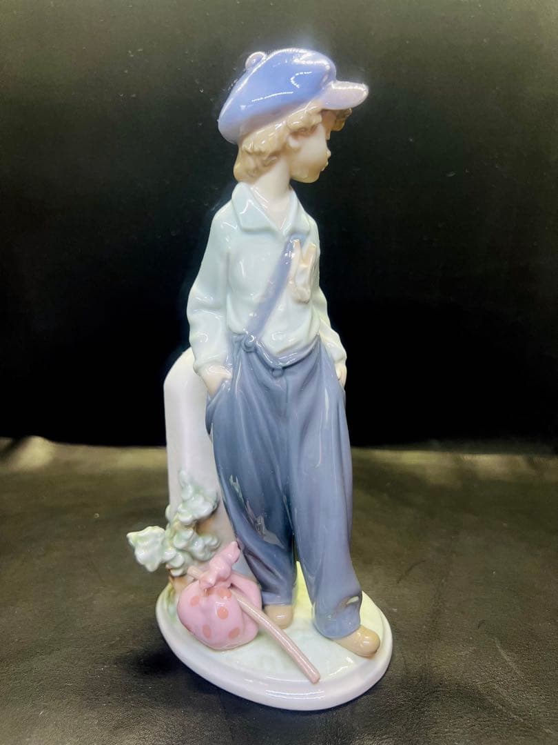 少年の陶器フィギュア