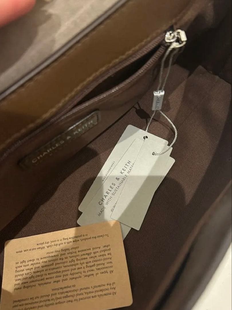 【新品未使用】Charles&Keith ナスリンジオメトリックショルダーバッグ