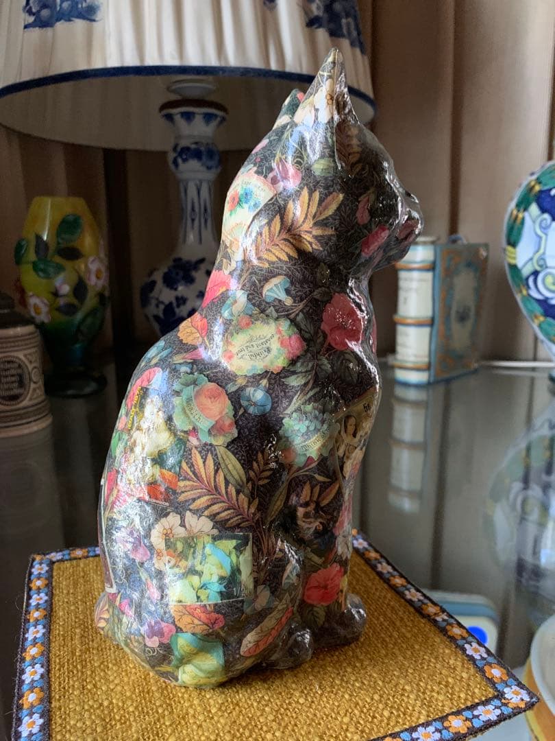 イギリス製デコパージュ猫　立ち姿の凛々しいデコパージュされた猫ちゃん！