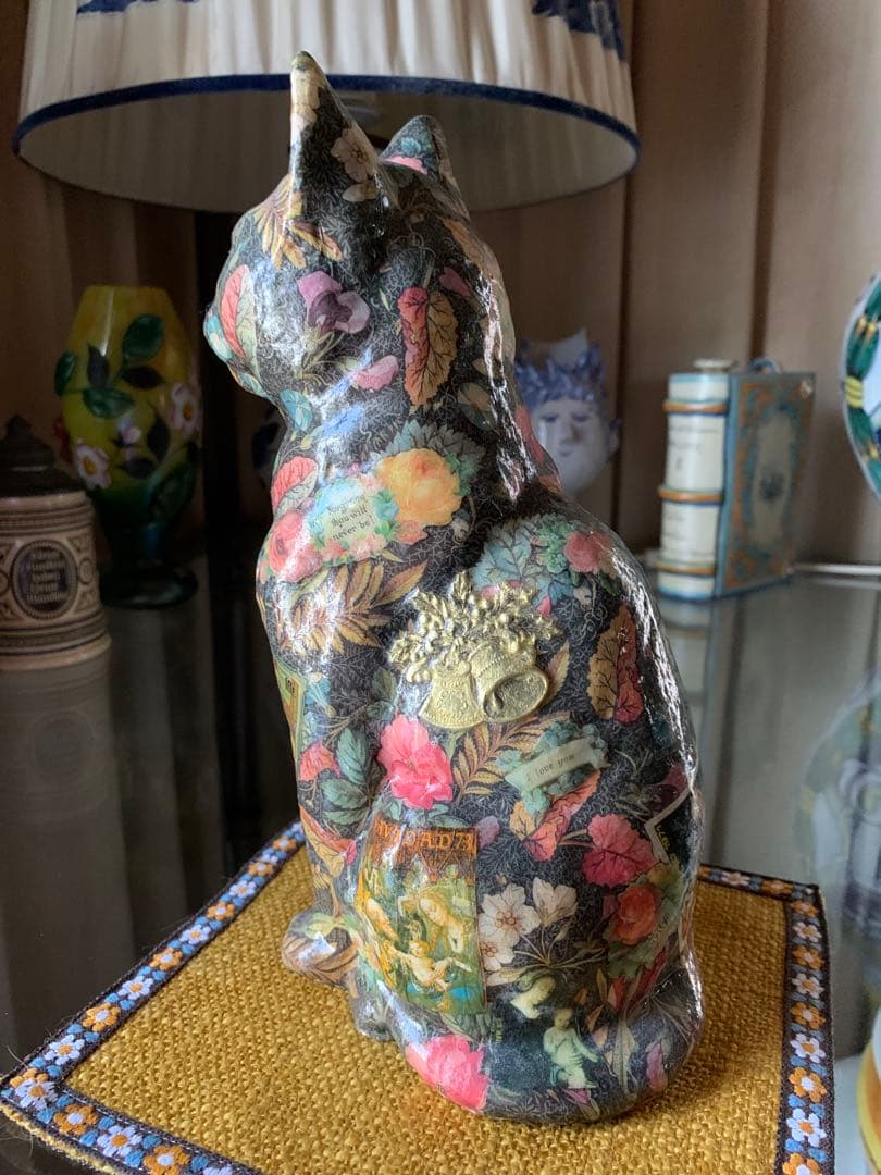 イギリス製デコパージュ猫　立ち姿の凛々しいデコパージュされた猫ちゃん！